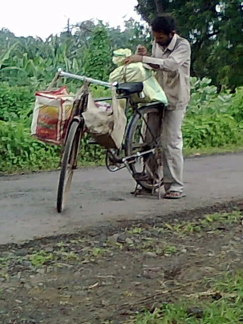 भारत में साइकिल चलाता व्यक्ति