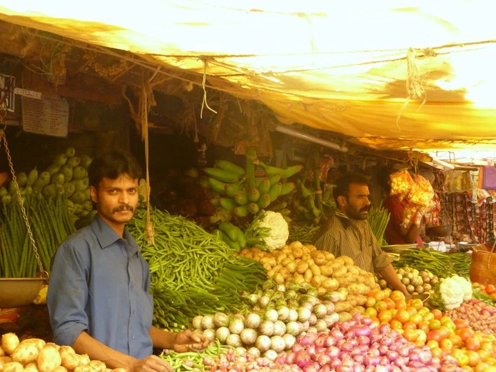 भारत के स्थानीय बाजार में फल और सब्जियाँ